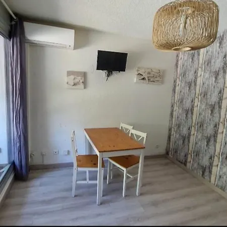 Bright With Ac, Tv, And Balcony *