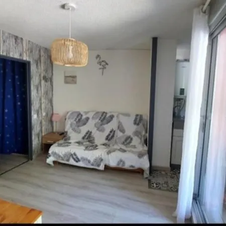 Bright With Ac, Tv, And Balcony *