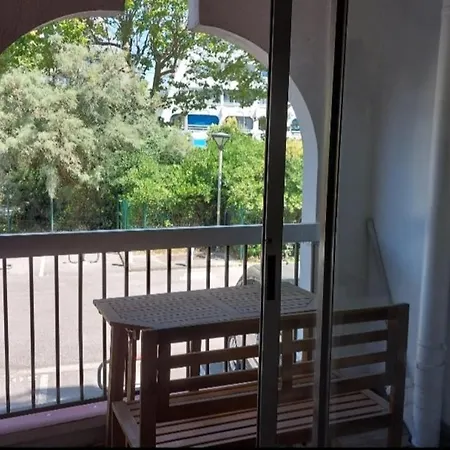 Bright With Ac, Tv, And Balcony *
