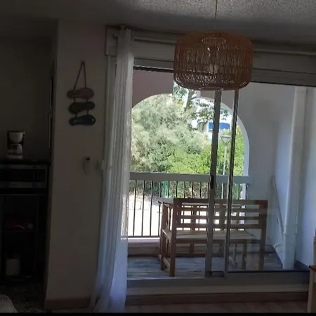 Διαμέρισμα Bright With Ac, Tv, And Balcony *