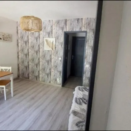 Bright With Ac, Tv, And Balcony *