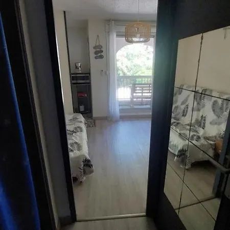 Bright With Ac, Tv, And Balcony *